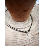 Collar inicial con piel